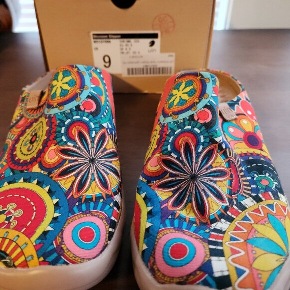 Women's UIN size 9 shoes - Picture 2 of 2